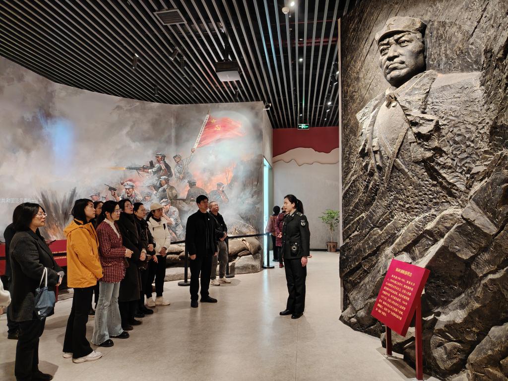 点点KG彩票图书馆赴灌阳县开展“传承红色基因，永葆清廉本色，赋能乡村振兴 ”主题党日活动
